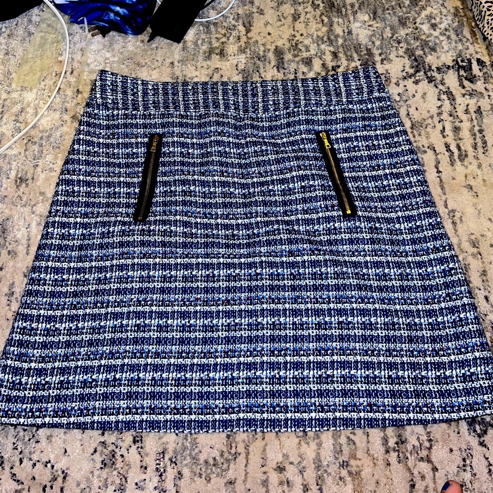 Short fitted skirt
